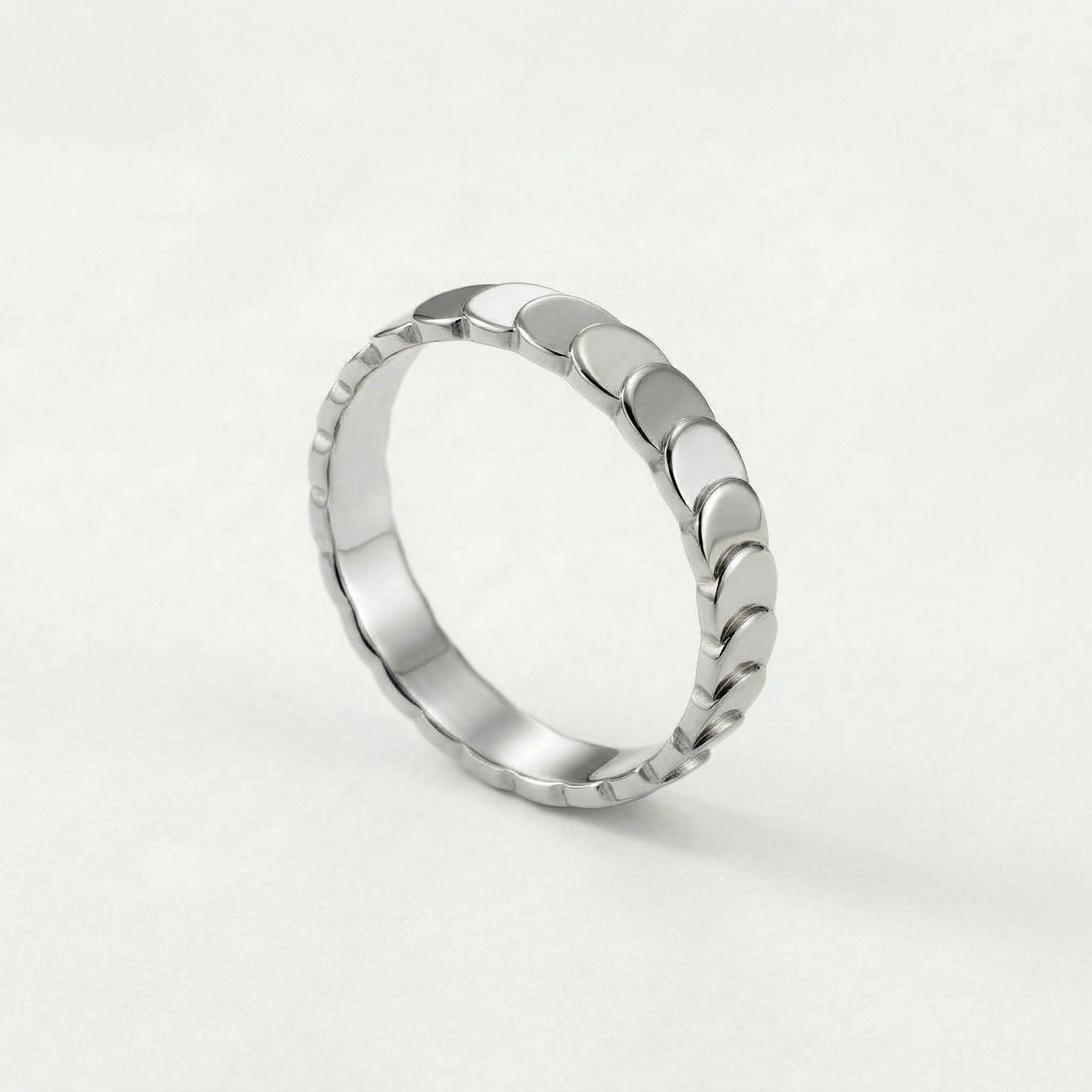 Silver ring with scalloped edge design