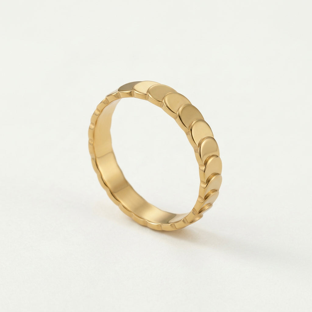 Gold-plated ring with scalloped edge