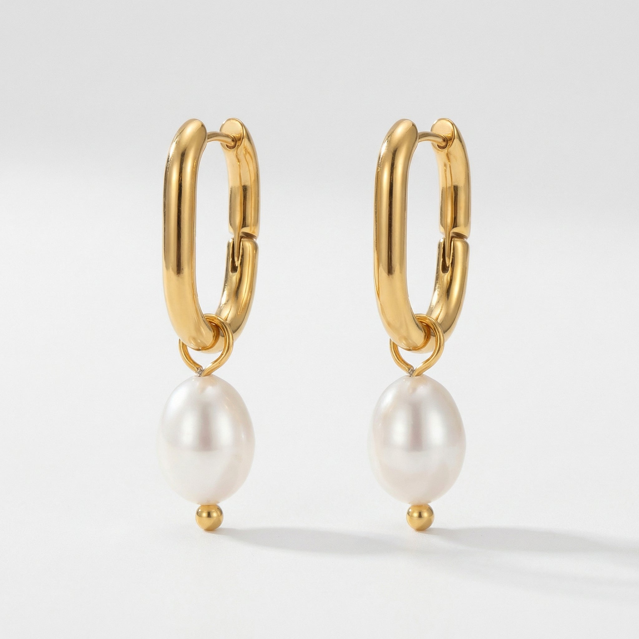 Gold-plated hoop earrings with pearls