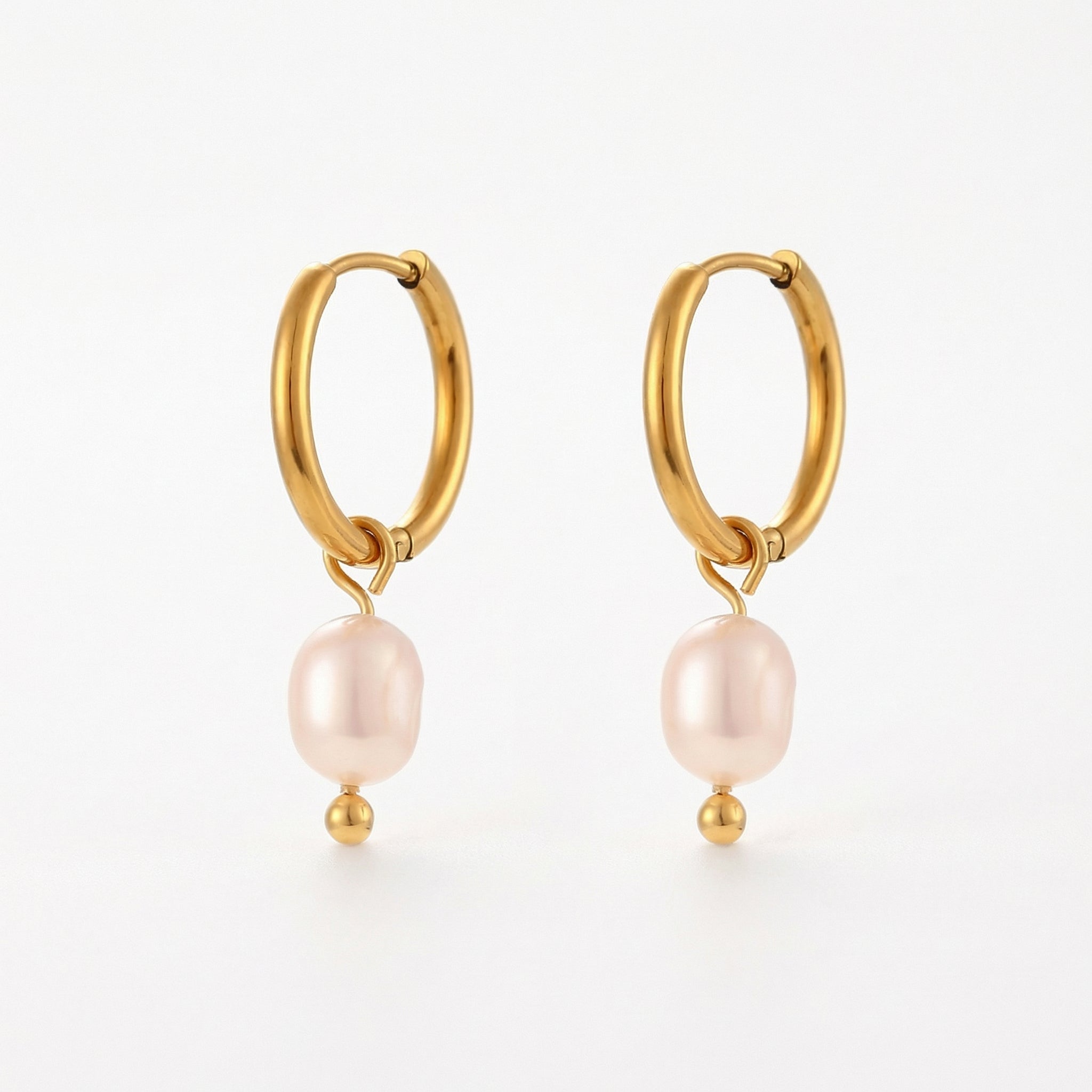 Gold-plated hoop earrings with pearls